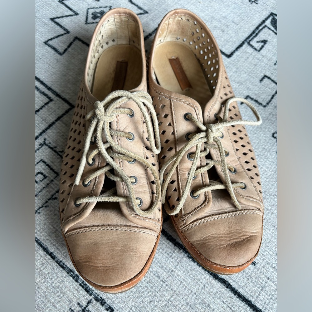 FRYE and Company Tegan Low Lace leather sneakers. Light brown/tan leather size 8